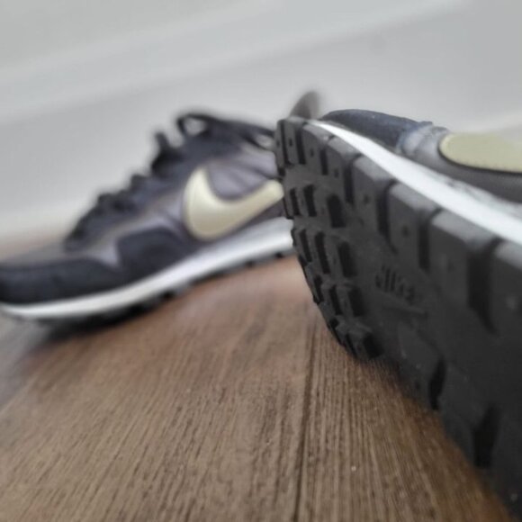 Nike Air Pegasus 83 - Anthracite/Metallic Gold Grain/Black - Picture 3 of 6